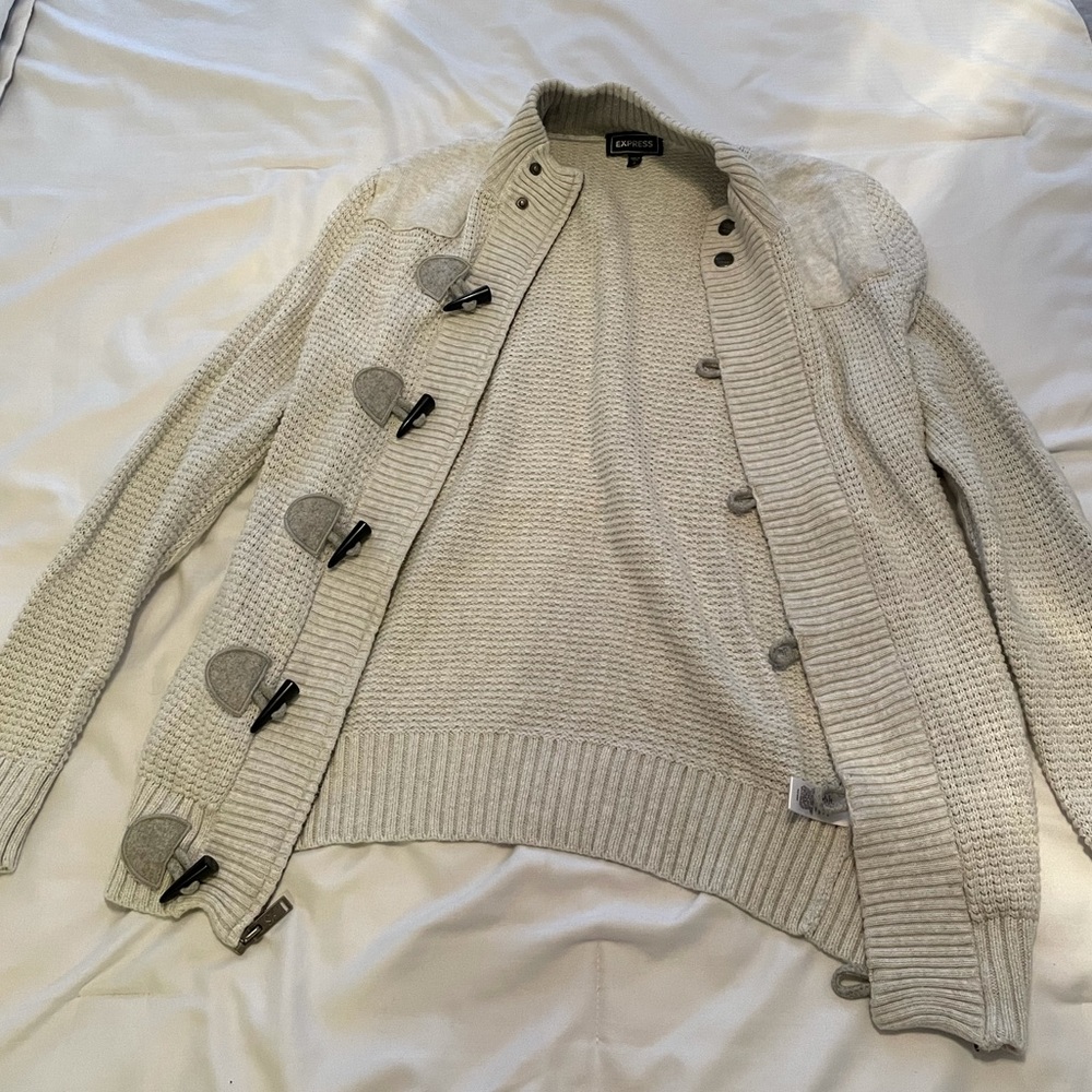 Men’s express zip sweater with toggles and two top buttons.